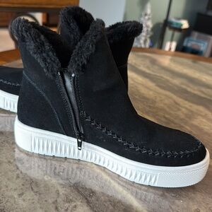 Brand New - size 8 women’s warm fur-lined zip up winter shoes- black suede
